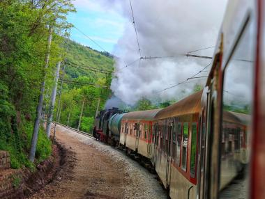 БДЖ пуска билети за пътуване с парния локомотив „Баба Меца“