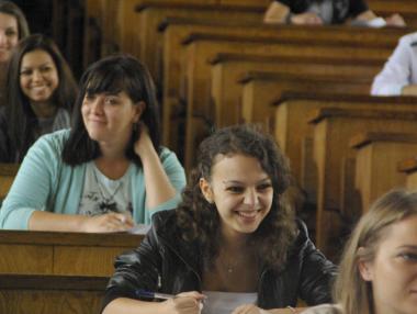 Държавата ще гарантира кредити на по-малко студенти