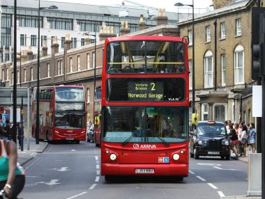 Великобритания запазва таксите за българските студенти през следващата година