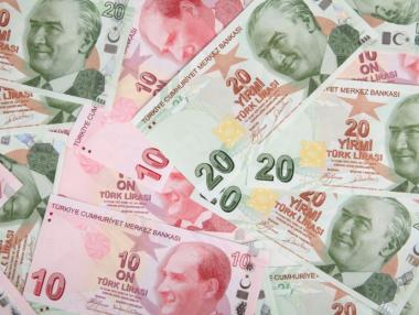 Турската лира поевтиня с 1.5% след уволнението на централния банкер