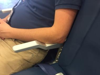 Как средната седалка в самолета може да стане по-комфортна и желана