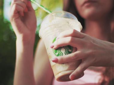 Starbucks разширява доставките си в САЩ с Uber Eats