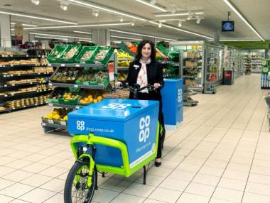 Голяма британска верига разширява пазаруването без касиери