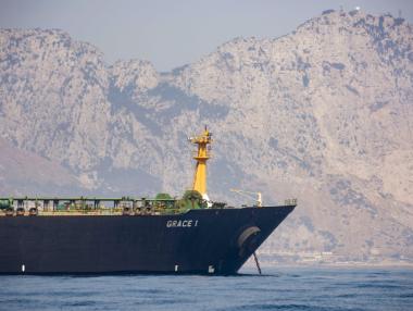 Петролът поскъпна с около 2% заради размириците в Близкия изток