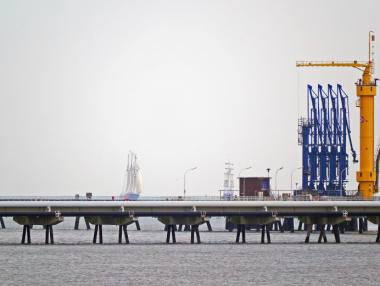 Цената на петрола леко се понижи, но остава близо до $70