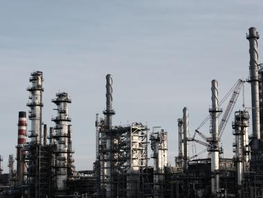 Петролът поскъпва, но все още е напът към седмични загуби