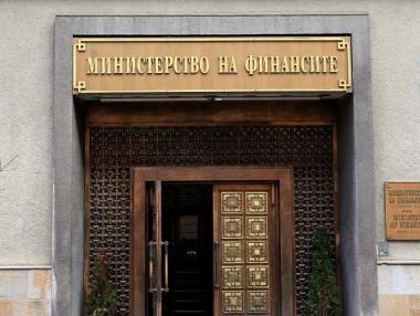 Защо намалява бюджетният излишък