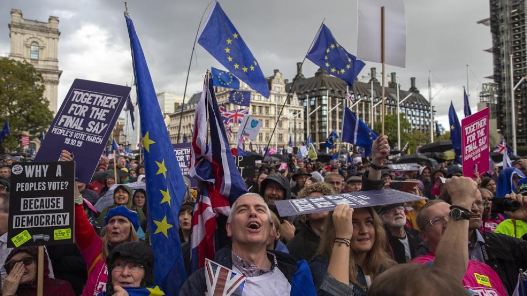 Британски депутати опитват да инициират втори референдум за Brexit