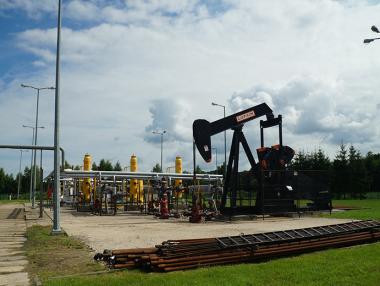 Петролът поевтинява заради отслабването на китайската индустрия