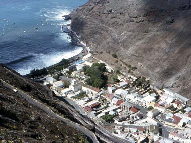 Тръгва редовен полет до най-непристъпния остров