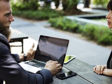 Връзки на работното място: ОК ли са изобщо?