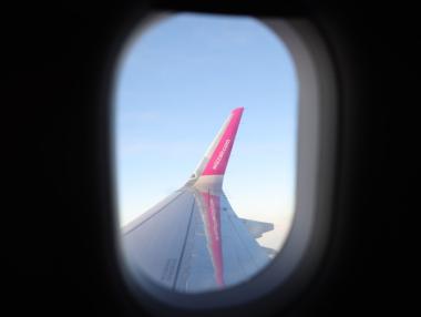 Wizz Air повиши прогнозите си на фона на проблеми за конкурентите ѝ