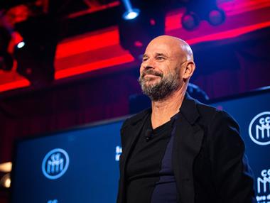 Основателят на Cirque du Soleil е задържан за отглеждане на канабис на частен остров