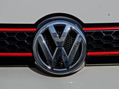 Volkswagen няма да прави завод „до бойно поле“