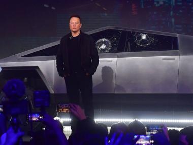 Счупиха стъклата на новия пикап на Tesla при демонстрация на здравината им