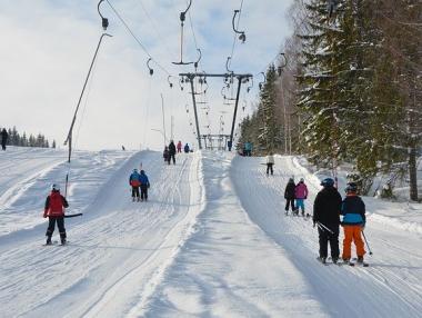 Компания търси скиори, които да оценяват ски уроци срещу £600 седмично