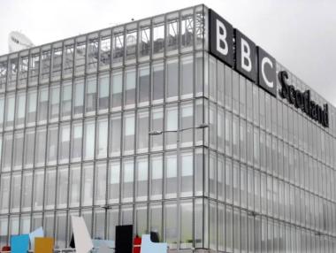 Джонсън може да спре общественото финансиране на BBC