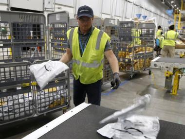 Amazon заплашва служители, които я обвиняват в неекологичност