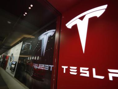 Акциите на Tesla надхвърлиха 500 долара