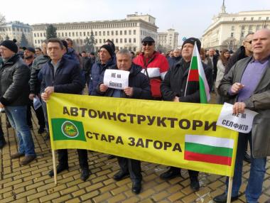 След протеста на автоинструкторите държавата отмени допълнителните часове кормуване