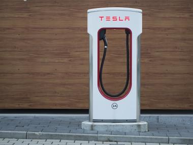 Първата станция на Tesla в Пловдив ще е пред хотела на бившия кмет Тотев