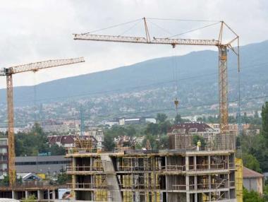 Разрешителните за строеж на жилища се увеличават слабо