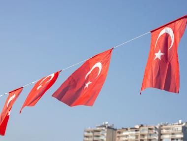 Турската лира се стабилизира след решението за банковите такси