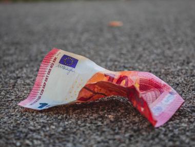 Неволите на еврото продължават: Остава близо до 3-годишно дъно