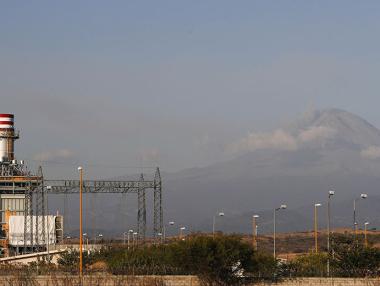 Петролът върви към най-големия си седмичен спад от 4 години насам