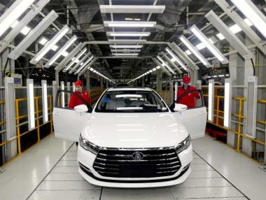 Продажбите на леки коли в Китай се сринаха с 80%