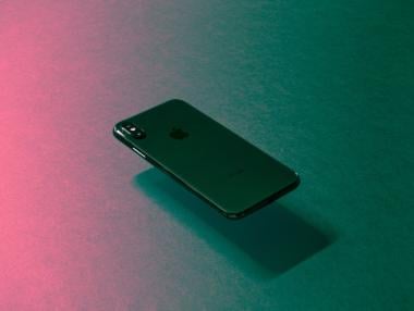 Apple може да покаже нов по-евтин iPhone до дни