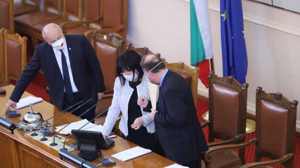 Парламентът удължи извънредното положение в България до 13 май