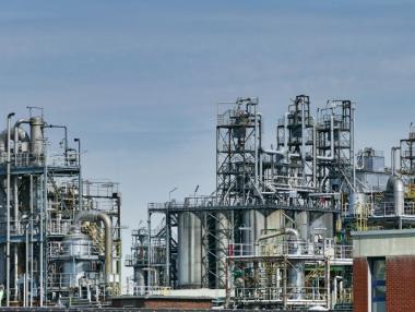 Петролът започва седмицата с поевтиняване