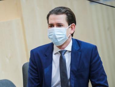 Австрия отваря малките магазини следващата седмица