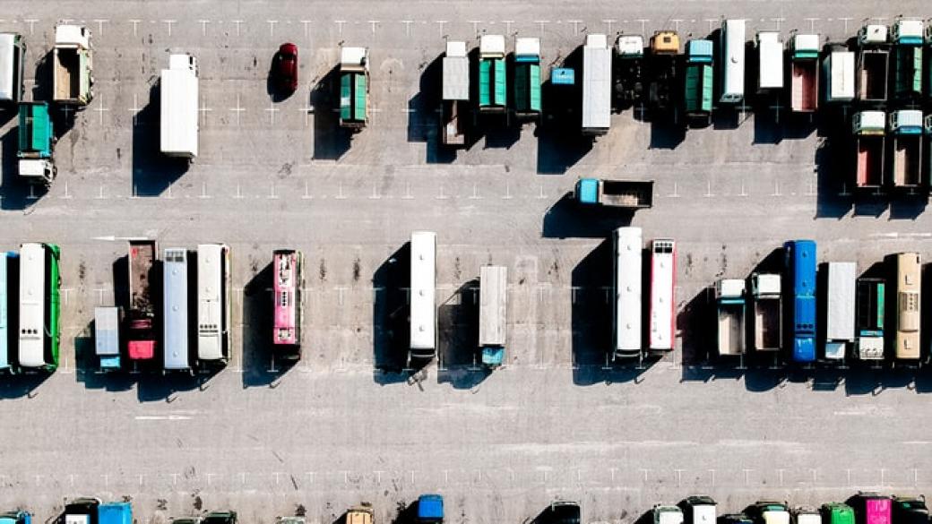 Наполовина падат продажбите на микробуси и камиони в България през март