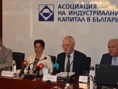 АИКБ предлага: Повече извънреден труд, субсидии за чартърите и „60/40“ да стане „60/0“