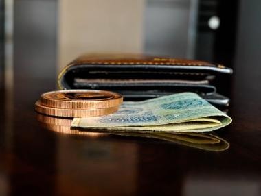 Може ли COVID-19 да прати в историята хартиените пари