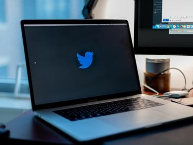 Twitter позволи на служителите си „завинаги“ да работят от вкъщи