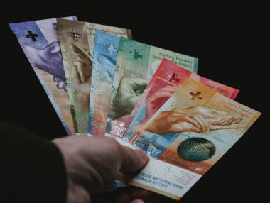 Швейцарският франк върви към изравняване с еврото