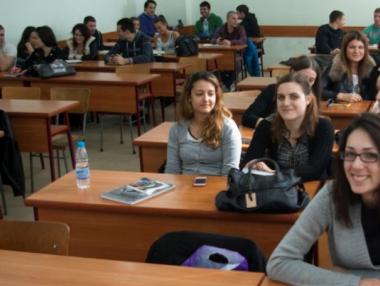 Кабинетът намали държавните гаранции за студентски заеми