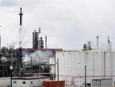 Петролът поевтиня след изненадващия ръст в запасите на САЩ