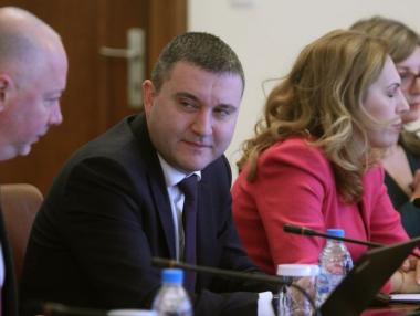 Правителството набеляза какво да прави след влизането в ERM-2