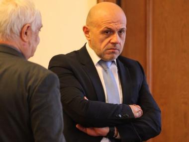 Дончев: Най-тежкият момент от кризата ще е през есента