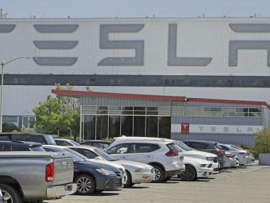 Възможно ли е акциите на Tesla да стигнат 2000 долара?