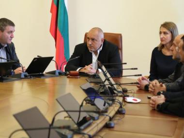 След протеста на поп-фолк изпълнителите Борисов отвори дискотеките