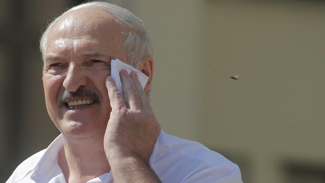 Снимка на деня: (политическа) жега мори Александър Лукашенко