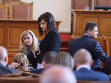 Управляващите пооправиха конституцията на Данаил Кирилов