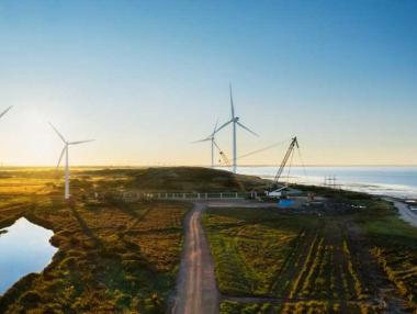 Apple инвестира в най-голямата вятърна централа в света