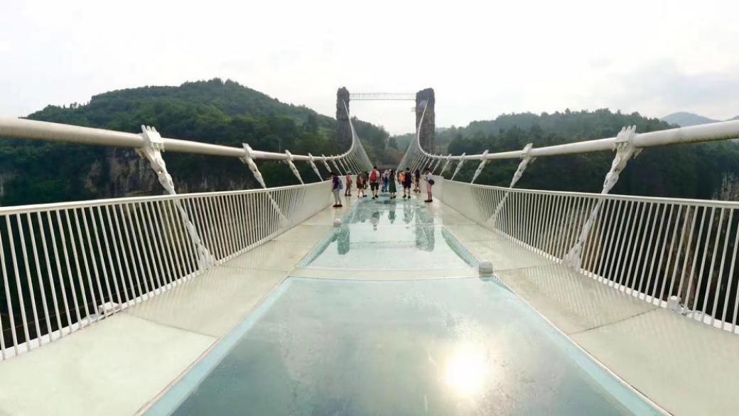 Най-дългият стъклен мост в света отвори в Китай (видео)