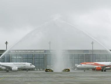 Кацнаха първите пътници на „прокълнатото“ летище на Берлин